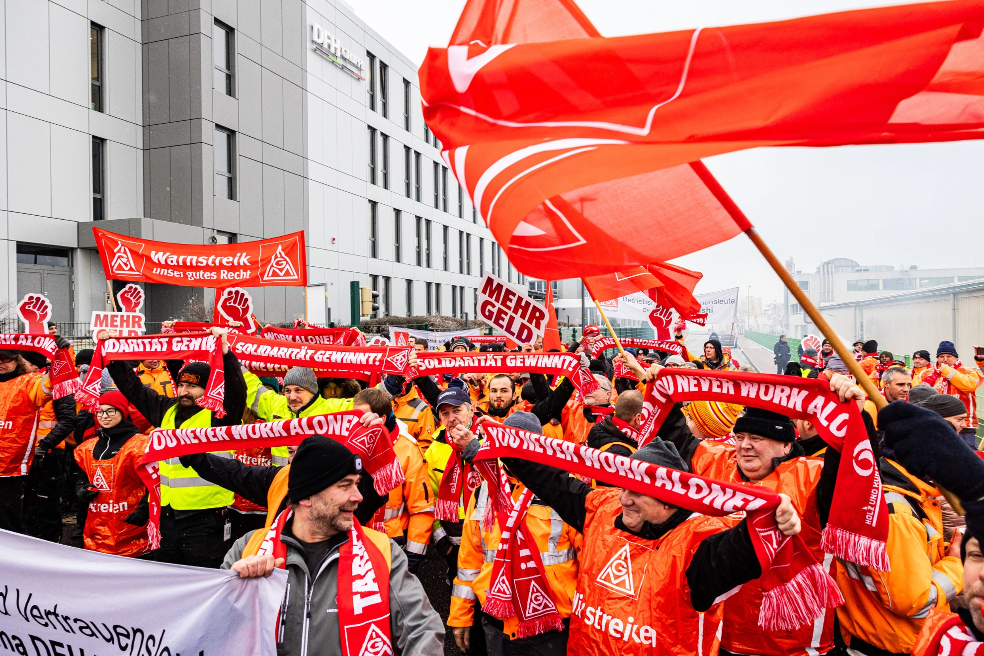 Holz und Kunststoffverarbeitende Industrie - Abschluss unterzeichnet